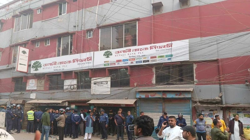 রূপালী ব্যাংকে ১২ গ্রাহক-কর্মকর্তা জিম্মি, ‘সেফ এক্সিট’ চায় ডাকাত দল